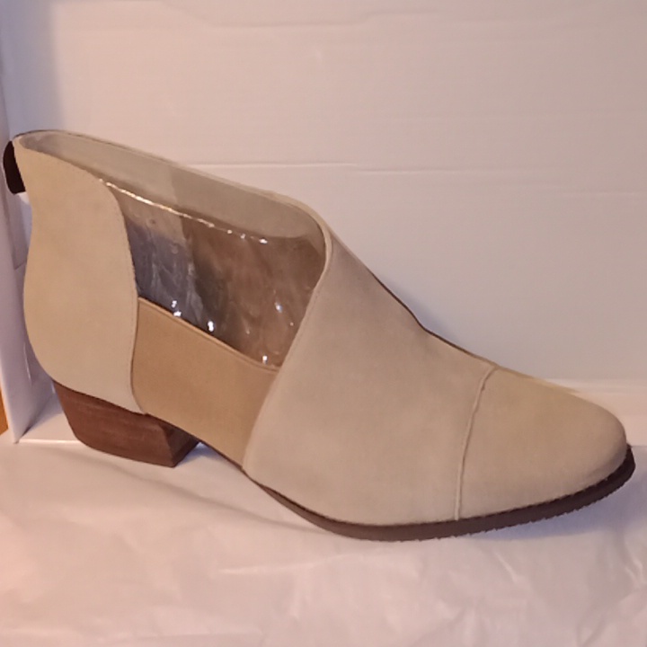 Blondo Izzys Suede, Cut Out Block Heel Bootie Nib